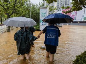 在暴雨洪流中筑起防护堤坝！太保服务在一线